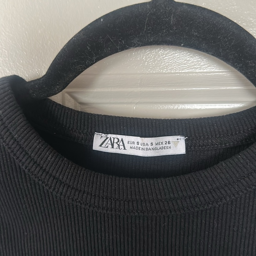 Zara Ribbed Black Tee - Picture 2 of 4